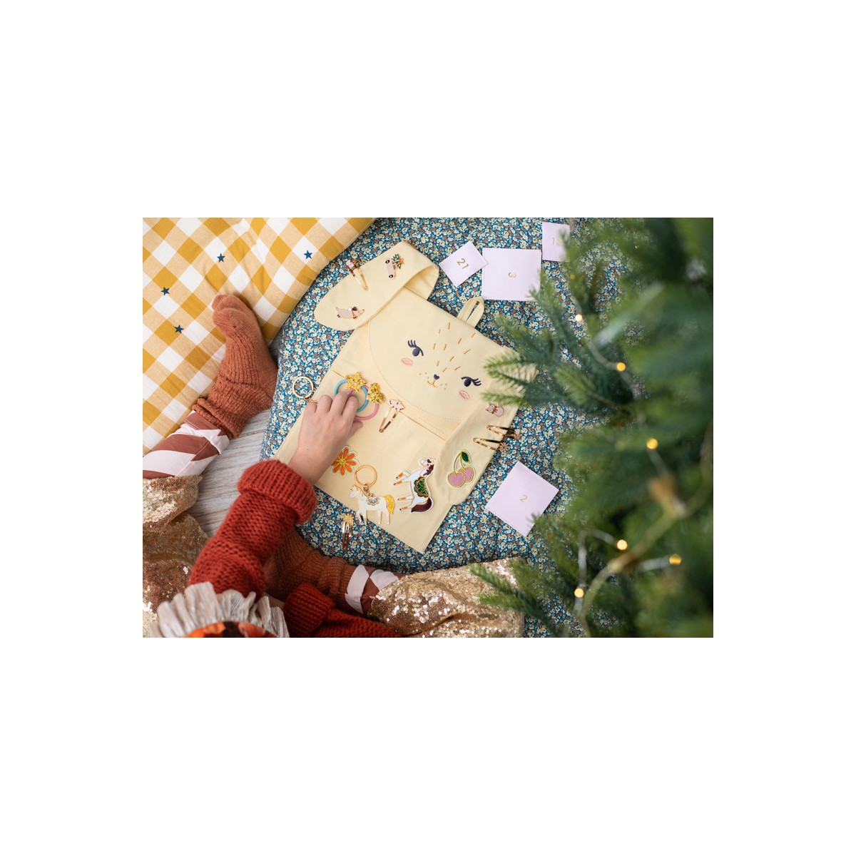 Julkalender med Kanin-Organizer mixf&auml;rgad 24x44 cm
