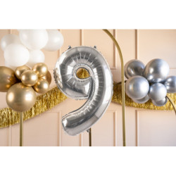 1 st. Metallic folieballong siffra "9" silver, 72 cm, inkl. sugrör för luft och helium