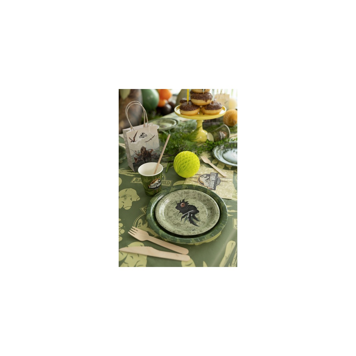 Paper plates Jurassic World, 18 cm, mix (1 pkt / 6 pc.) Paper plates Jurassic World, 18 cm, mix (1 pkt / 6 pc.)