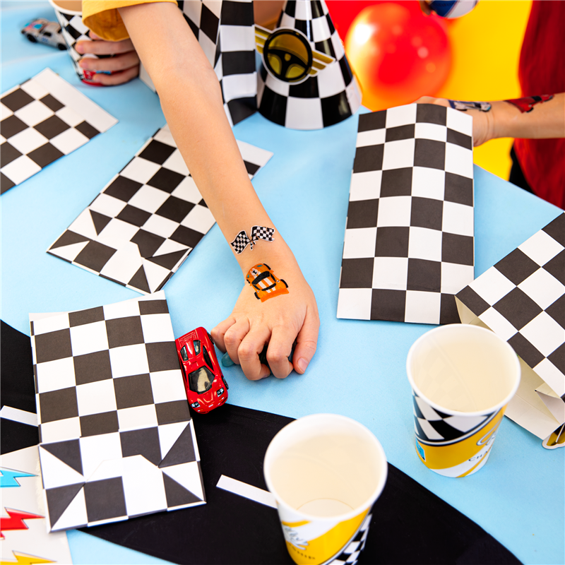 1 st Presentp&aring;se Biltema Eldhjul, F&auml;rggrann 10.5x18x25 cm &ndash; Fartfylld gl&auml;dje till kalaset!