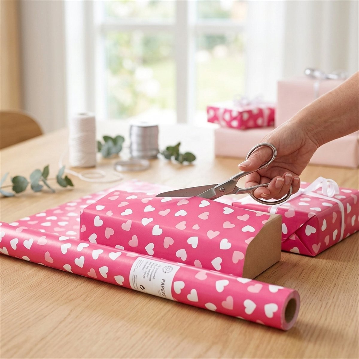 1 rulle Presentpapper rosa och röda ränder 70x200 cm 1 rulle Presentpapper rosa och röda ränder 70x200 cm