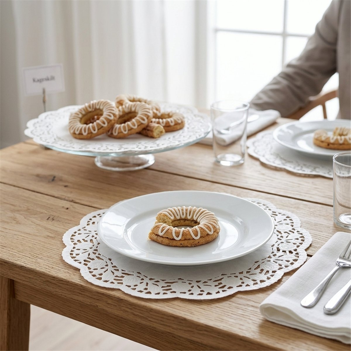 12 st Pappersunderlägg vita med spetskant 20 cm 12 st Pappersunderlägg vita med spetskant 20 cm