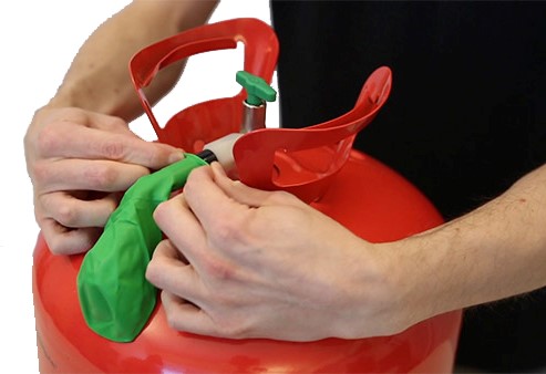 En ballong placeras över det svarta gummimunstycket på heliumkitet.