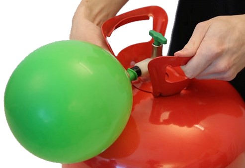 Person vippar det svarta munstycket för att fylla helium i ballongen.