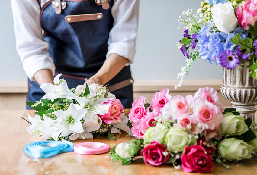 Arrangera konstgjorda blommor på stjälk
